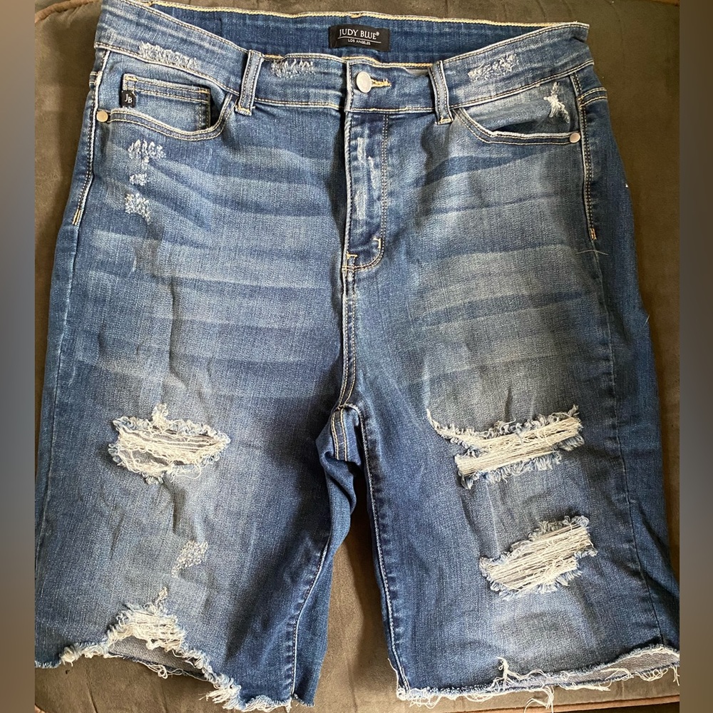 Judy blue distressed shorts